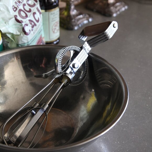 Antique Hand Mixer (Made in England) - Picture 4 of 7